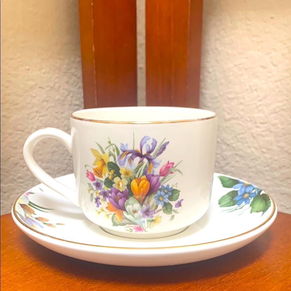 🔹Vintage Crowne Oaks Designs Floral Teacup and Saucer Set..